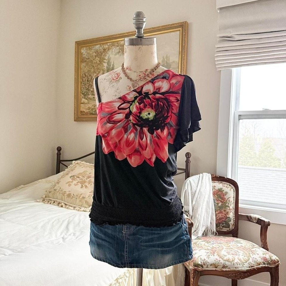 one shoulder floral top ‎ Y2K BCX black one shoulder top oversized red flower